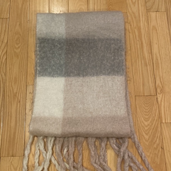 Banana Republic scarf - Picture 3 of 5